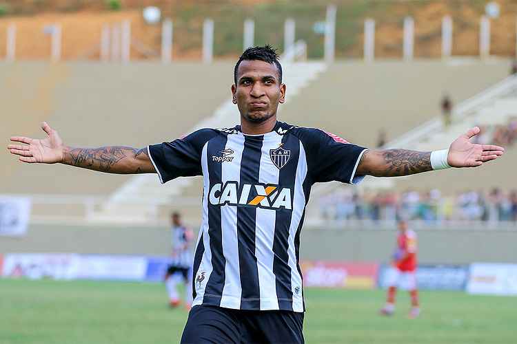Meia Otero tenta ocupar lacuna deixada por Ronaldinho nas cobranças de falta no Atlético