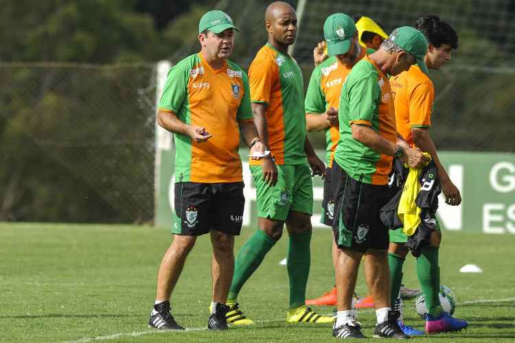 Enderson Moreira terá somente o treino desta sexta-feira para montar o time que enfrenta o Tombense