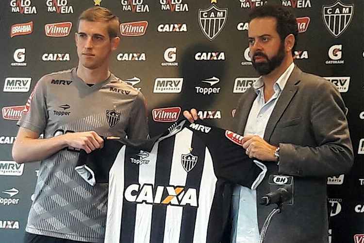 Adilson foi apresentado pelo presidente do Atlético, Daniel Nepomuceno, na Cidade do Galo