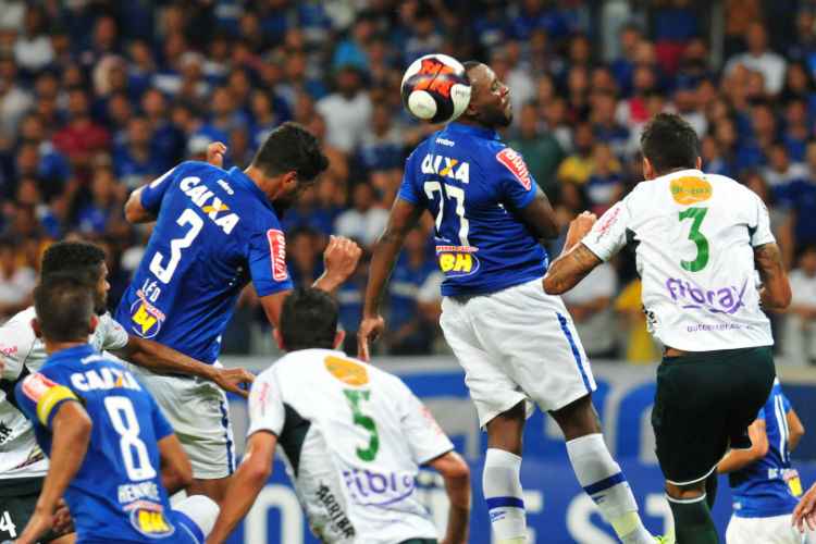 Forte no alto, defesa do Cruzeiro não tem sofrido com bolas alçadas na área por equipes rivais