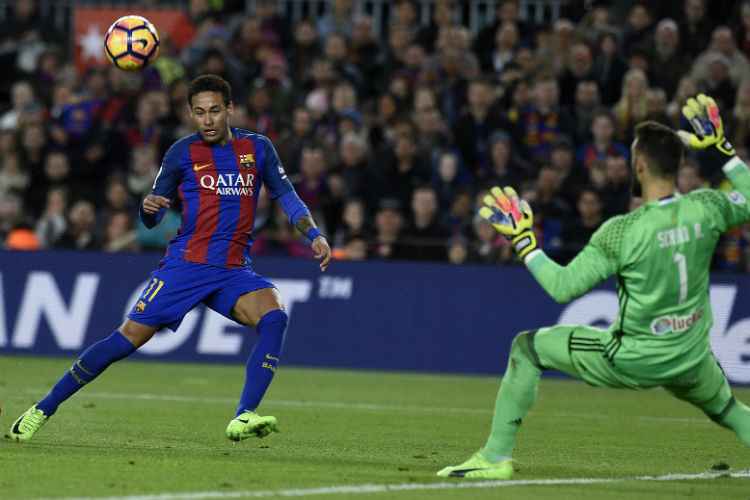 Neymar fez cavadinha para encobrir o goleiro e deixar a sua marca na vitória do Barcelona