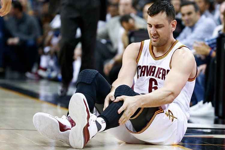 Com 58 segundos em quadra, Bogut levou joelhada de Okaro White e fraturou a tíbia