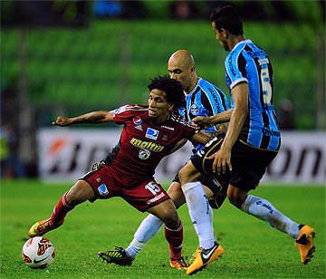 Otero enfrentou o Grêmio na Libertadores 2012