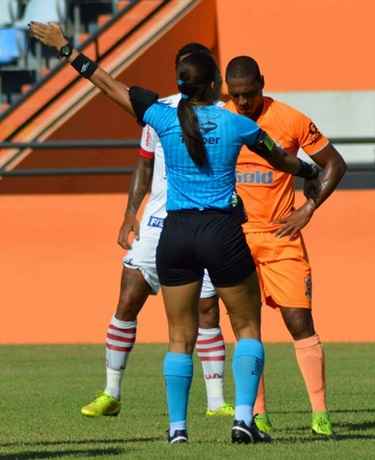 A árbitra Rejane Caetano na estreia da séria A do Campeonato Carioca
