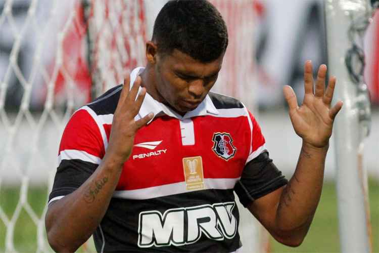 Halef Pitbull marcou cinco gols em sete jogos com a camisa do Santa Cruz e é o artilheiro do time