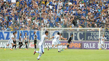 Cruzeiro escapou de rebaixamento à Série B ao golear o Atlético por 6 a 1, em Sete Lagoas