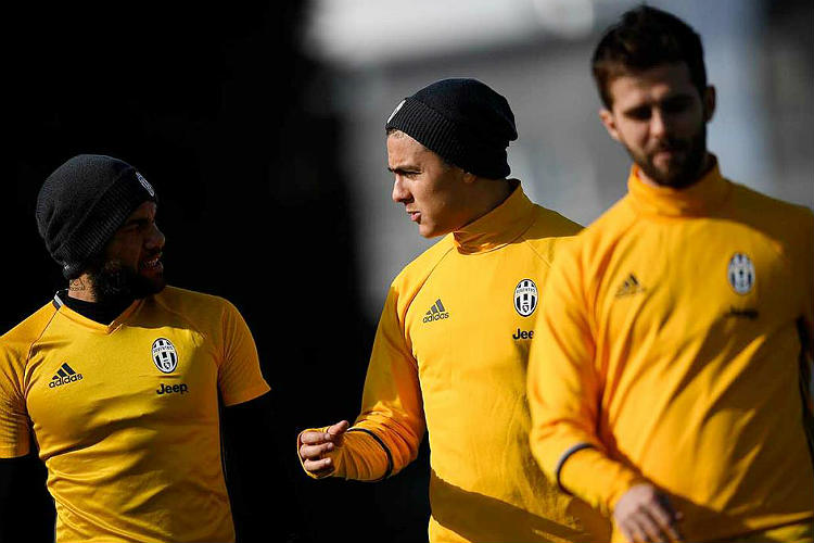 Juventus, do brasileiro Daniel Alves, encara Milan para manter boa vantagem na liderança