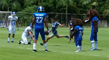 Jogadores arriscaram chutes com bola oval
