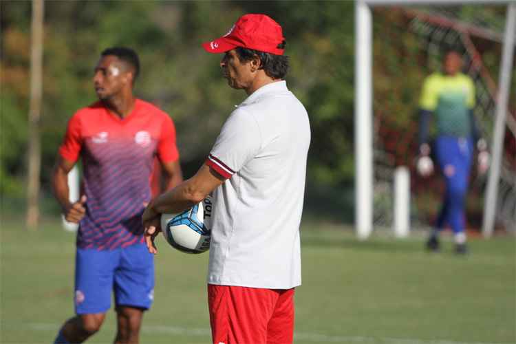 Em uma segunda parte, Milton Cruz testou Adalberto, Giva e Anselmo entre os titulares
