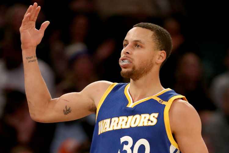 Stephen Curry teve a bola do jogo, mas desperdiçou; placar final: 103 a 102 para o Timberwolves