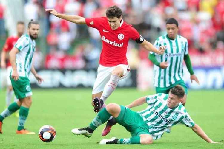 Rodrigo Dourado em disputa de bola; Inter tropeça e segue sem empolgar torcida na temporada