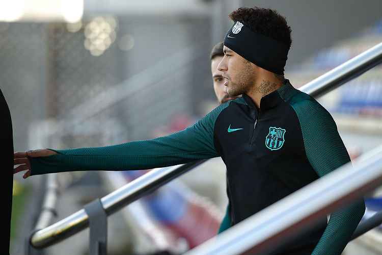Neymar ainda se recupera de incômodo no músculo adutor da coxa esquerda