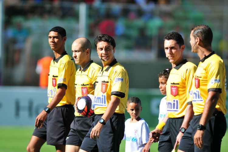 Árbitro (com a bola do jogo nas mãos) usou a súmula da partida para descrever atitude de Enderson