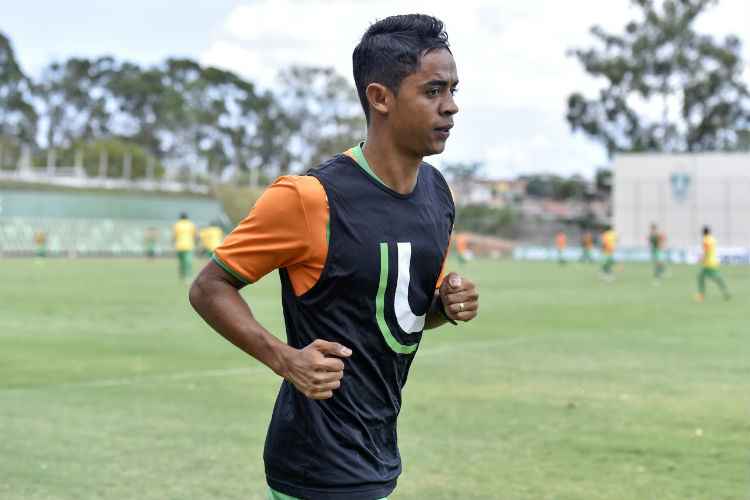Felipe Amorim participou de treino no sábado e fez corridas no gramado nesta terça-feira