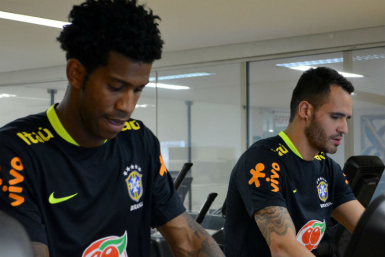 Gil (e) e Renato Augusto (d), ex-Corinthians, realizarão treinamentos no CT do São Paulo até sábado