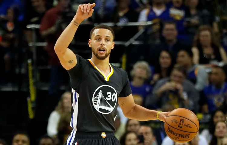 Curry foi um dos destaques do Warriors na vitória sobre o Bucks