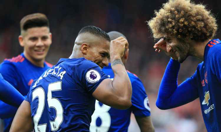 Fellaini abriu o placar para o Manchester, que subiu na tabela com a vitória fora de casa