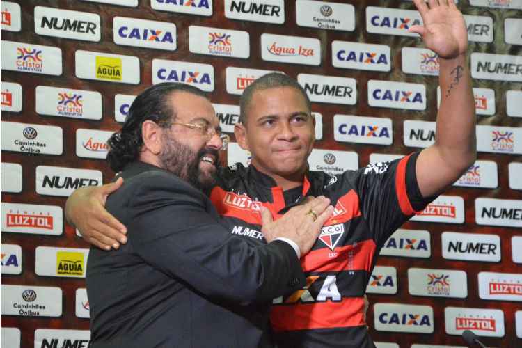 Atacante chega ao Atlético Goianiense após ser demitido do Goiás, maior rival do Dragão