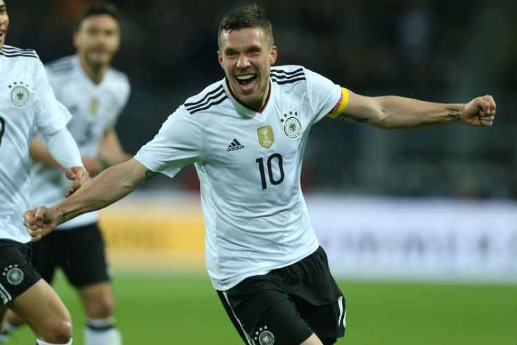 Em sua despedida da Seleção Alemã, Podolski marca o gol da vitória sobre a Inglaterra
