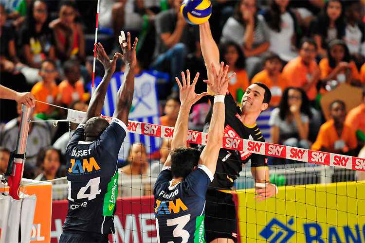 Theo encara bloqueio duplo do Minas: oposto do Sesi foi eleito o melhor em quadra na vitória em BH