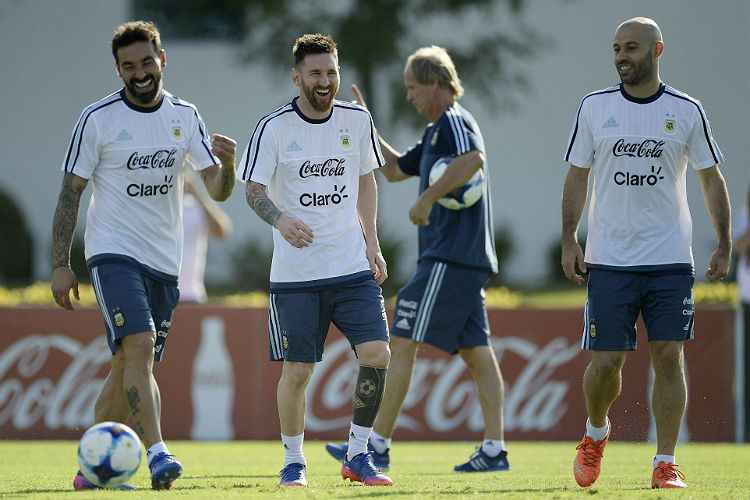 Messi em clima descontraído com Lavezzi e Mascherano em treino antes de jogo contra Chile