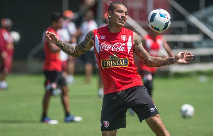 O atacante do Flamengo Paolo Guerrero é a principal arma dos peruanos