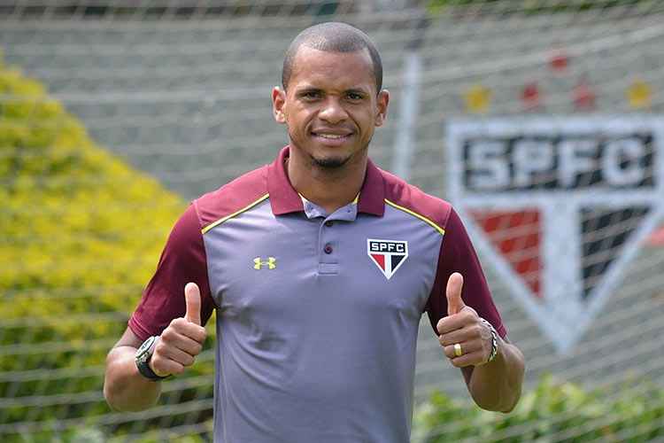 Edimar posou com a camisa de treino do São Paulo. Apresentação deverá acontecer na próxima semana