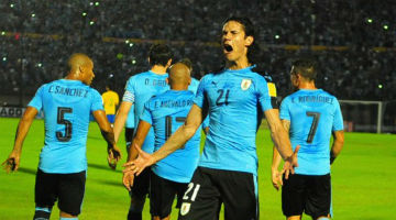 Artilheiro das Eliminatórias, Edinson Cavani abriu o placar para o Uruguai aos nove minutos