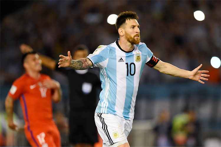 Messi cobra pênalti com categoria e garante vitória sobre o Chile no Monumental de Nuñez