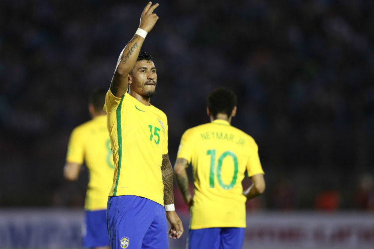 Paulinho comemora o segundo dos três gols que marcou sobre o Uruguai no Centenario