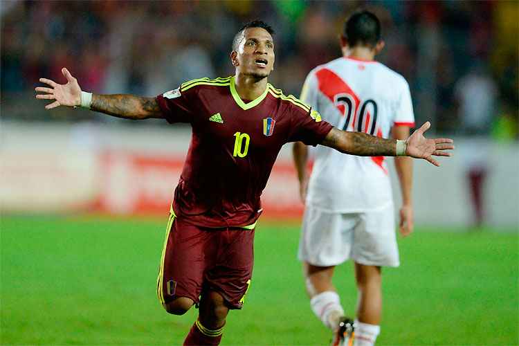 Otero, do Atlético, comemora gol em cobrança de falta: Venezuela faz 2 a 0, mas cede empate em casa
