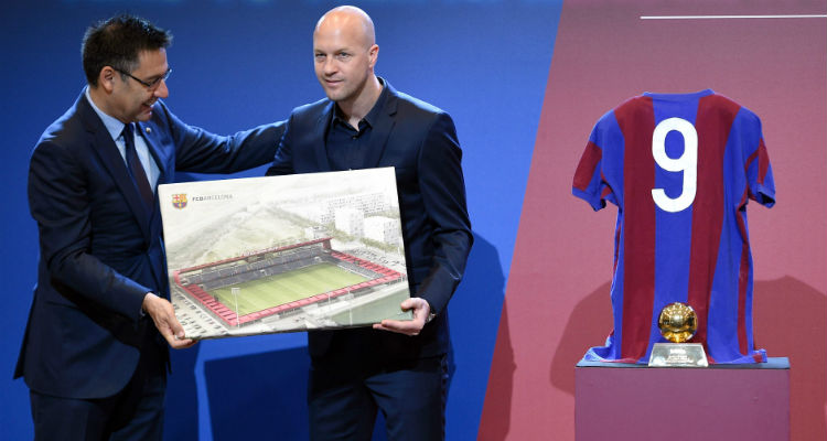 Novo estádio construído no complexo do clube será batizado com o nome do craque holandês