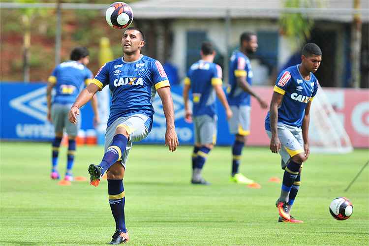 O atacante argentino Ramón Ábila treinou mais uma vez entre os jogadores titulares do Cruzeiro