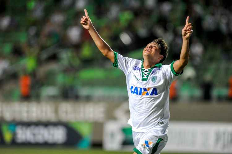 Mike comemora o seu primeiro gol pelo América, o segundo do Coelho contra o Tricordiano no Horto