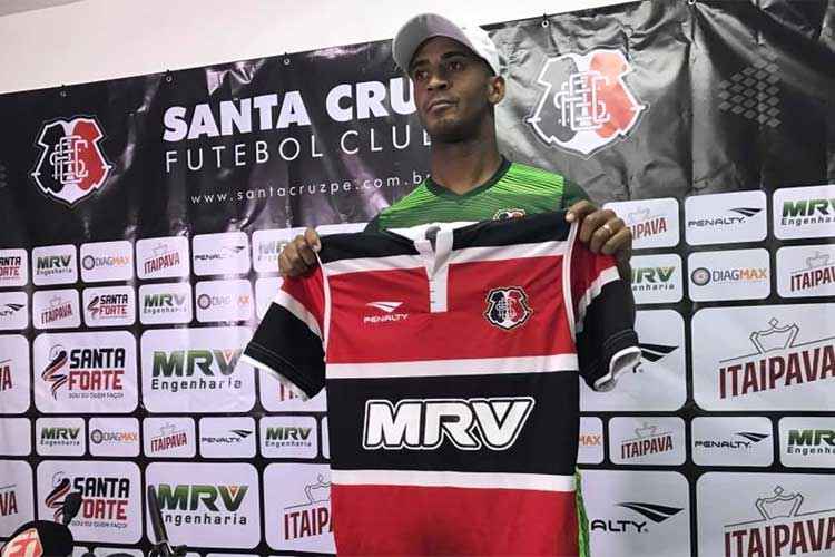 Regularizado, atacante Pereira vai começar o Clássico das Multidões, contra o Sport, na reserva