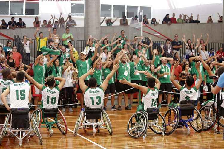 Equipe Brasileira do basquete em cadeira de rodas comemora o ouro com voluntários