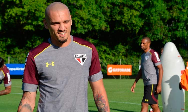 Maicon retorna ao time do São Paulo, no clássico deste domingo, contra o Corinthians