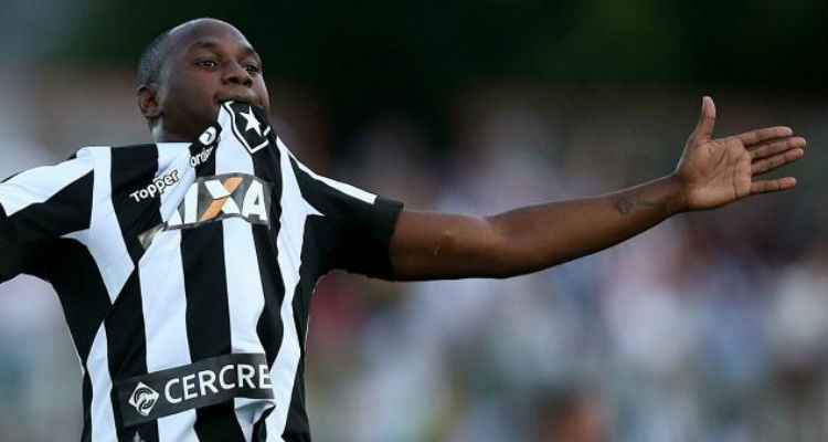 Sassá, de pênalti, marcou o gol que deu números finais à vitória botafoguense