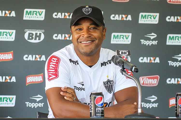 Roger Machado tem bons números no comando do Galo, mas está engasgado com o rival Cruzeiro