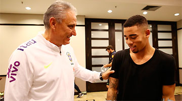 Tite conversa com Gabriel Jesus: atacante do Manchester City visitou a Seleção