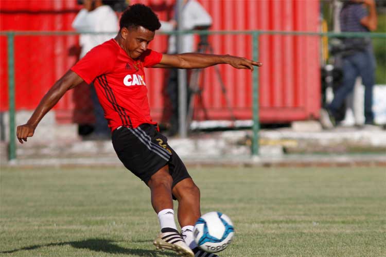Recuperado das dores lombares, Rithely volta a trabalhar com bola no treino desta segunda-feira