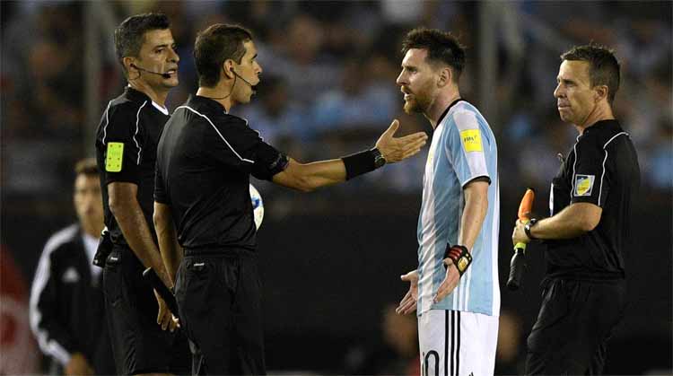 Messi ofendeu o árbitro trio de arbitragem brasileiro no último jogo da Argentina, contra o Chile