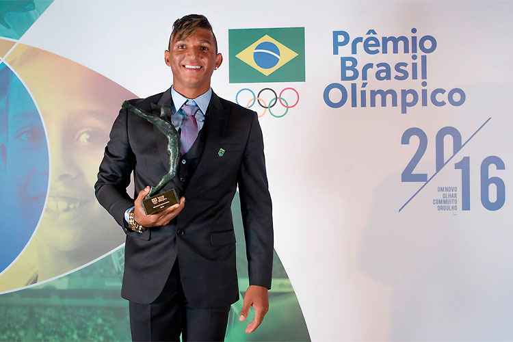 Isaquias Queiroz posa com o