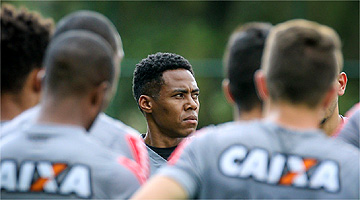 Elias estava na arquibancada no 1º clássico