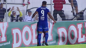 Potker comemora gol em cobrança de pênalti e decreta vitória da Ponte
