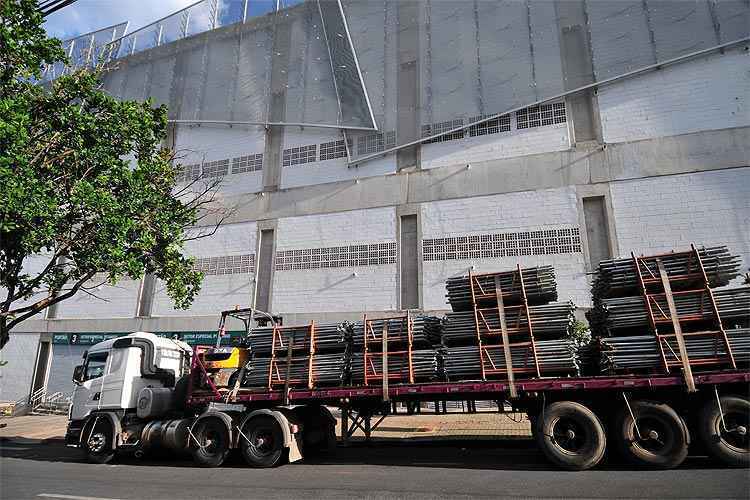 Carretas com andaimes e plataformas chegam ao Independência para ampliação do setor Especial Minas