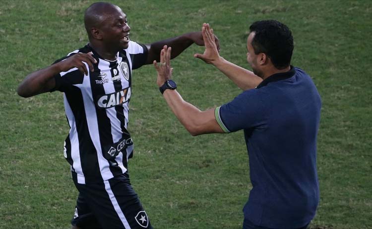 Sassá foi o destaque da partida com dois gols, sendo um de bicicleta