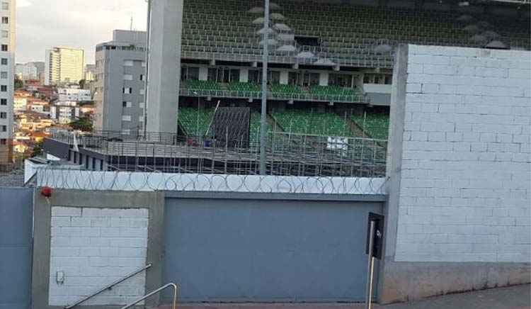 Imagem aproximada das arquibancadas móveis instaladas ao lado dos vestiários do estádio
