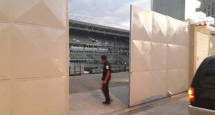 Enquanto um veículo deixava o estádio, reportagem flagrou operários trabalhando nas inatalações