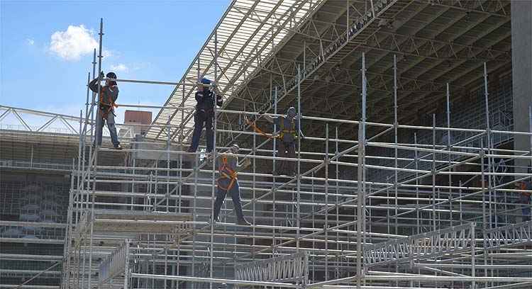 Funcionários esperam concluir instalação das arquibancadas móveis em 15 dias